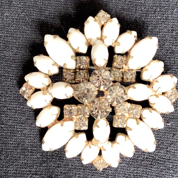 Jewelry Vintage White Milk Glass Brooch Poshmark